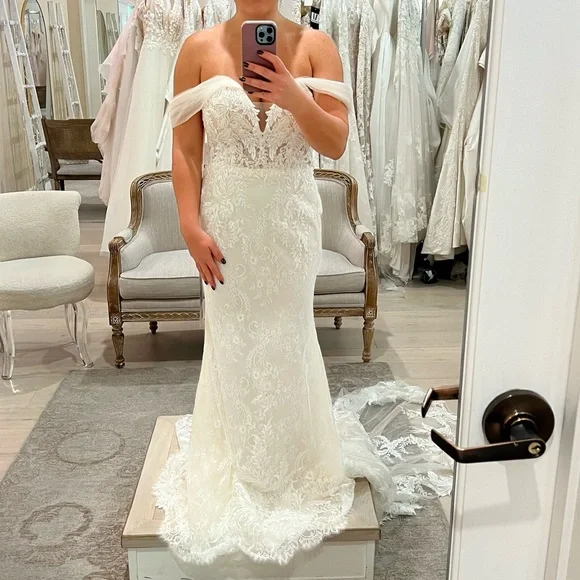 Elegant Off-Shoulder Lace Wedding Dress - Picture 3 of 5